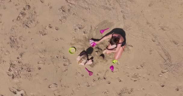 Luftaufnahme Familie Baut Eine Sandburg Strand Atlantik — Stockvideo
