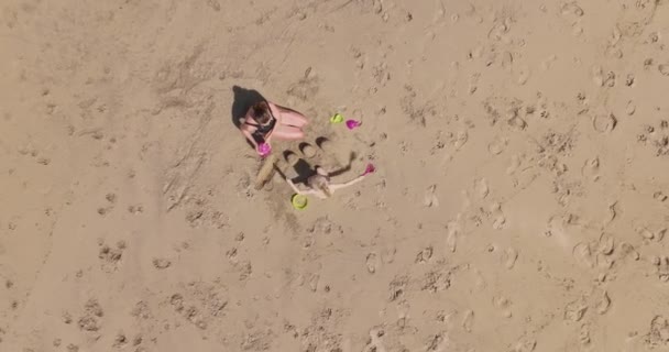 Aéreo Mãe Criança Construindo Castelo Areia Praia Junto Oceano Atlântico — Vídeo de Stock