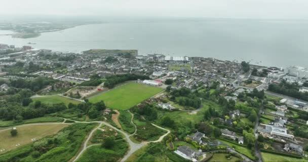 Πανοραμική Θέα Της Ομιχλώδους Πόλης Wexford Ιρλανδία Υψηλής Ποιότητας Πλάνα — Αρχείο Βίντεο