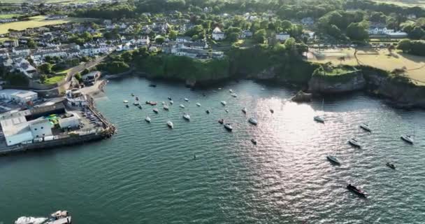 エアリアル 美しい家と岩の海岸線による漁船との信じられないほどの海岸線 サンセット アイルランドのウォーターフォード郡のダンモア東部 高品質の4K映像 — ストック動画