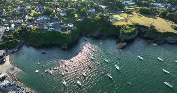 令人难以置信的海岸线 有漂亮的房子 还有岩石海岸边的渔船 日落了东邓摩在爱尔兰沃特福德郡高质量的4K镜头 — 图库视频影像