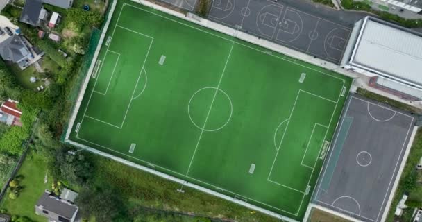エアリアル 緑のサッカーの円形の眺め サッカーのピッチ 緑色のサッカー場の上下ビュー ワックスフォード アイルランド 高品質の4K映像 — ストック動画