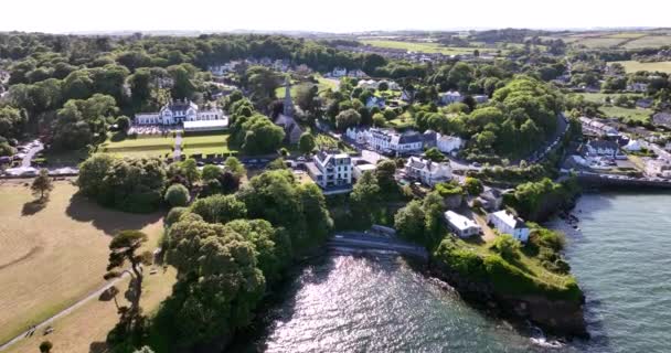 エアリアル 美しい白いウォーターフロントハウスとシネマティックな海岸線 サンセット アイルランドのウォーターフォード郡のダンモア東部 高品質の4K映像 — ストック動画