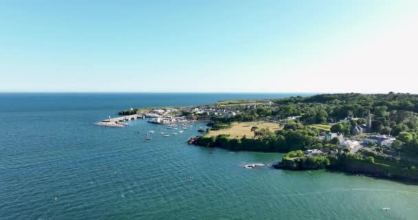 エアリアル 岩の海岸線で釣りボートを持つ美しい灯台を持つ信じられないほどの海岸線 アイルランドのウォーターフォード郡のダンモア東部 高品質の4K映像 — ストック動画