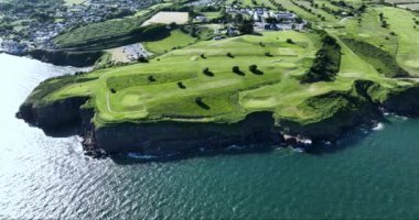Havadan. Okyanusun yakınındaki kayalık kayalıklarda bir golf sahası. Dunmore East County Waterford, İrlanda 'da. Waterford Limanı 'nın batı yakasında. Yüksek kalite 4k görüntü