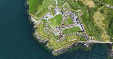 Havadan. Kinsale, İrlanda 'daki Bandon nehir kıyısının yanındaki eski Charles Fort. Havadan yukarı bak. Yüksek kalite 4k görüntü