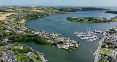 Havadan. Uç bakalım. Kinsale tatil köyünün resimli manzarası. Rıhtımda güzel beyaz yatlar duruyor. Akraba evliliği. Mantar, İrlanda. Yüksek kalite 4k görüntü