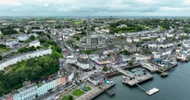 Havadan. Eski Liman Kasabası. Cobh Town Şirketi, Mantar Irland. Okyanusun yamacındaki renkli evler. Yüksek kalite 4k görüntü