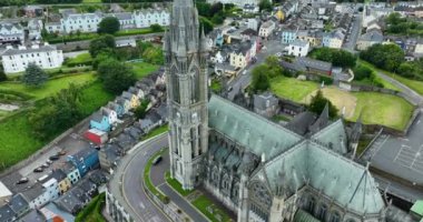 Havadan. Dairesel. Cobh, İrlanda 'daki St. Colmans Katedrali. St Colman Katedrali Kilisesi. Yüksek kalite 4k görüntü