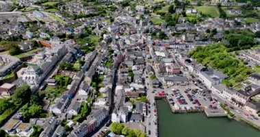 Havadan. Uç bakalım. Kinsale 'in eski tatil köyünün resimli manzarası. Rıhtımda güzel beyaz yatlar duruyor. Akraba evliliği. Mantar, İrlanda. Yüksek kalite 4k görüntü