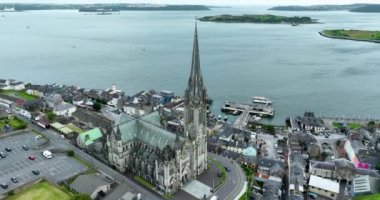 Havadan. Dairesel. Cobh, İrlanda 'daki St. Colmans Katedrali. St Colman Katedrali Kilisesi. Yüksek kalite 4k görüntü