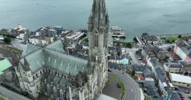 Havadan. Dairesel. Cobh, İrlanda 'daki St. Colmans Katedrali. St Colman Katedrali Kilisesi. Yüksek kalite 4k görüntü