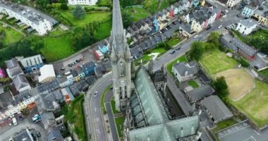 Havadan. Dairesel. Cobh, İrlanda 'daki St. Colmans Katedrali. St Colman Katedrali Kilisesi. Yüksek kalite 4k görüntü