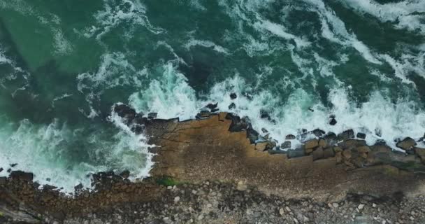 Luchtfoto Golven Van Atlantische Oceaan Botsen Tegen Kliffen Uitzicht Atlantische — Stockvideo
