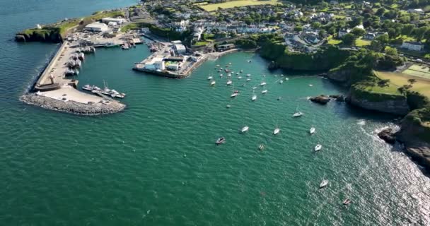 エアリアル 美しい灯台と漁船のための桟橋を備えた信じられないほどの海岸線 サンセット アイルランドのウォーターフォード郡のダンモア東部 高品質の4K映像 — ストック動画