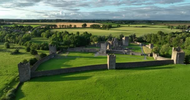 Powietrza Latanie Nad Zrujnowanym Średniowiecznym Zamkiem Zachodzie Słońca Irlandii Wysokiej — Wideo stockowe