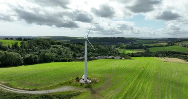 Воздушный Круглая Ветряная Мельница Лопастями Против Зеленых Полей Ирландии Зеленая — стоковое видео