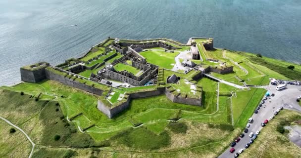 Aéreo Ruínas Medievais Charles Fort Turista Sightseeing Place Irlanda Kennells — Vídeo de Stock