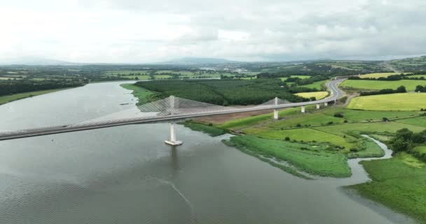 Terbang Dari Jembatan Motorway Pemandangan Indah Lembah Hijau Irlandia Jembatan — Stok Video