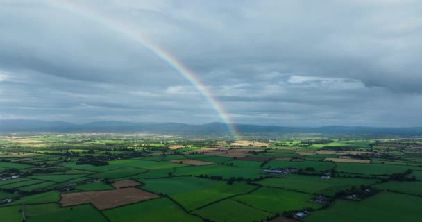 Ein Riesiger Regenbogen Gegen Die Grünen Felder Irlands Bewölktes Wetter — Stockvideo