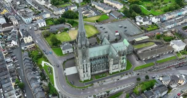 Aéreo Circular Catedral Colmans Casas Coloridas Cobh Irlanda Igreja Catedral — Vídeo de Stock