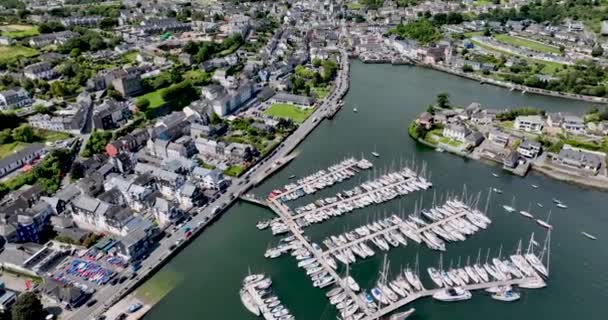 Powietrza Przyleć Malownicze Widoki Kurort Miasta Kinsale Piękne Białe Jachty — Wideo stockowe