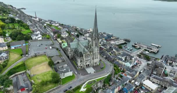 Aéreo Vista Circular Voe Sobre Catedral Colmans Cobh Town Cork — Vídeo de Stock