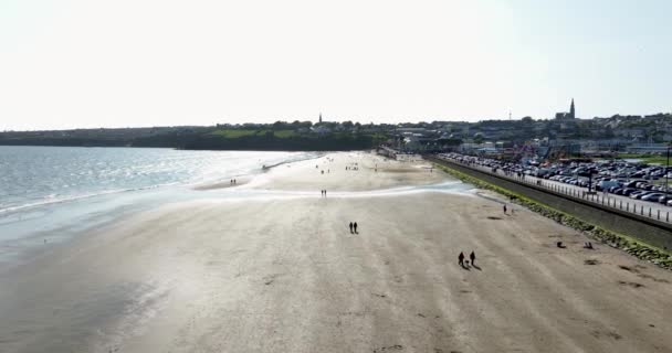 Люди Ходять Уздовж Пляжу Політ Над Широким Піщаним Пляжем Траморі — стокове відео