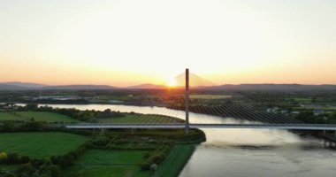 Havadan. Büyük köprü. Thomas Francis Meagher Köprüsü. County Tipperary, İrlanda. İrlanda 'da Suir Nehri üzerinde kablo destekli köprü. Waterford. Yüksek kalite 4k görüntü