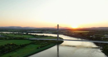 Havadan. Büyük köprü. Thomas Francis Meagher Köprüsü. County Tipperary, İrlanda. İrlanda 'da Suir Nehri üzerinde kablo destekli köprü. Waterford. Yüksek kalite 4k görüntü