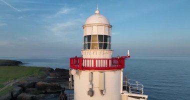 Havadan. Dairesel. Hook Lighthouse, Wexford County, İrlanda 'daki Kanca Yarımadası' nın ucunda yer alıyor. Dünyanın en eski deniz feneri 12. yüzyıl 4k 'sinde inşa edildi.