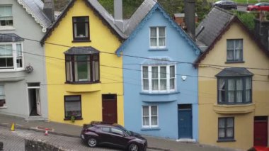 Cobh, İrlanda 'da dik bir tepede renkli evler. Yüksek kalite 4k görüntü