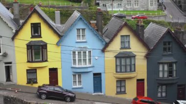 Cobh, İrlanda 'da dik bir tepede renkli evler. Yüksek kalite 4k görüntü