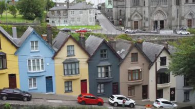 Cobh, İrlanda 'da renkli evler ve St. Colmans Katedrali. Yüksek kalite 4k görüntü