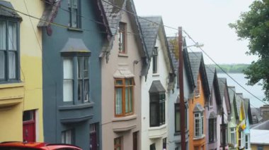 Cobh, İrlanda 'da dik bir tepede renkli evler. Yüksek kalite 4k görüntü