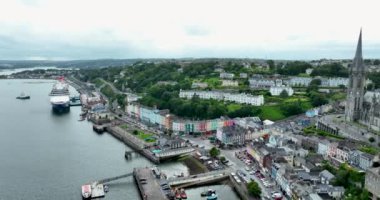 Havadan. Eski Liman Kasabası. Cobh Town Şirketi, Mantar Irland. Okyanusun yamacındaki renkli evler. Yüksek kalite 4k görüntü