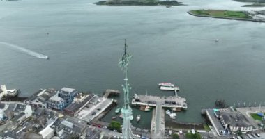 Havadan. Cobh, İrlanda 'daki St. Colmans Katedrali' nin etrafında bir çember. St. Colmans Katedrali Kilisesi. 4k biçiminde yüksek kaliteli görüntüler