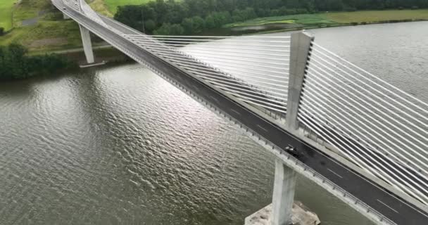 Rozciągający Się Przez Nowoczesny Most Piękną Zieloną Dolinę Irlandii Most — Wideo stockowe