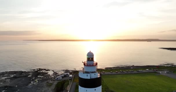 エアリアル サーキュラーパノラマ アイルランドのウェックスフォード郡フック半島の先端に位置する灯台 世界で最も古い灯台は 12世紀に建てられました — ストック動画