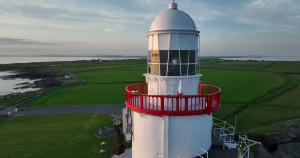 エアリアル サーキュラー フック灯台はアイルランドのウェックスフォード郡フック半島の先端に位置するフック ヘッドにあった 世界最古の灯台は12世紀に建てられました — ストック動画