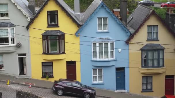 Kleurrijke Huizen Een Steile Heuvel Cobh Ierland Hoge Kwaliteit Beeldmateriaal — Stockvideo