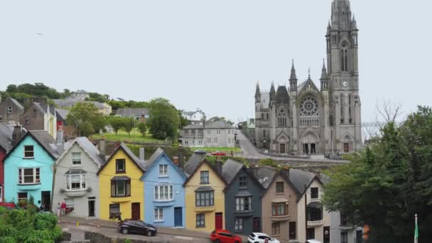 Ένα Πολύχρωμο Σπίτια Και Colmans Cathedral Στο Cobh Ιρλανδία Υψηλής — Αρχείο Βίντεο