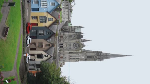 Verticaal Rollen Een Kleurrijk Huis Colmans Cathedral Cobh Ierland Hoge — Stockvideo