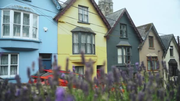 Cerca Casas Coloridas Una Colina Empinada Cobh Irlanda Imágenes Alta — Vídeo de stock