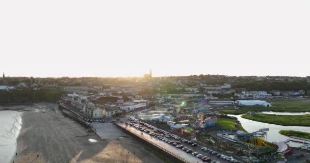 Schöne Aussicht Auf Den Sonnenuntergang Strand Von Tramore Und Vergnügungspark — Stockvideo