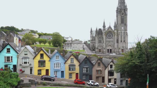 Kolorowe Domy Katedra Colmansa Cobh Irlandia Wysokiej Jakości Materiał — Wideo stockowe