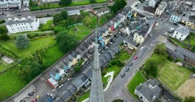Havadan. Cobh, İrlanda 'daki St. Colmans Katedrali' nin etrafında bir çember. St. Colmans Katedrali Kilisesi. 4k biçiminde yüksek kaliteli görüntüler