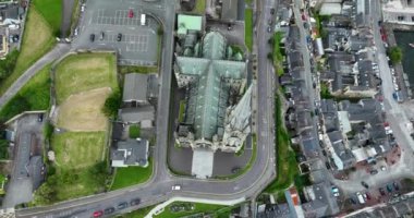 Havadan. Dairesel. Cobh, İrlanda 'daki St. Colmans Katedrali. St Colman Katedrali Kilisesi. Yüksek kalite 4k görüntü