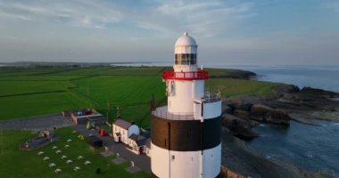 Havadan. Dairesel. Hook Lighthouse, Wexford County, İrlanda 'daki Kanca Yarımadası' nın ucunda yer alıyor. Dünyanın en eski deniz feneri 12. yüzyılda inşa edildi.