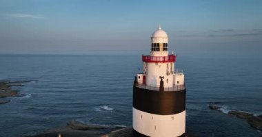 Havadan. Dairesel panorama. Wexford County, İrlanda 'daki Kanca Yarımadası' nın ucundaki Hook Head 'deki deniz fenerinde. Dünyanın en eski deniz feneri 12. yüzyılda inşa edildi.